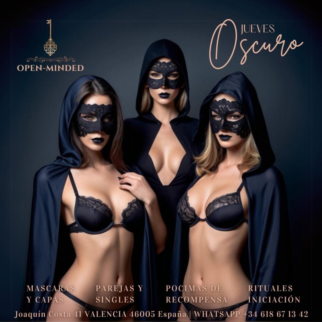 Tres mujeres enmascaradas con capas negras y lencería negra en un evento exclusivo de OPEN-MINDED, creando una atmósfera de misterio y sensualidad