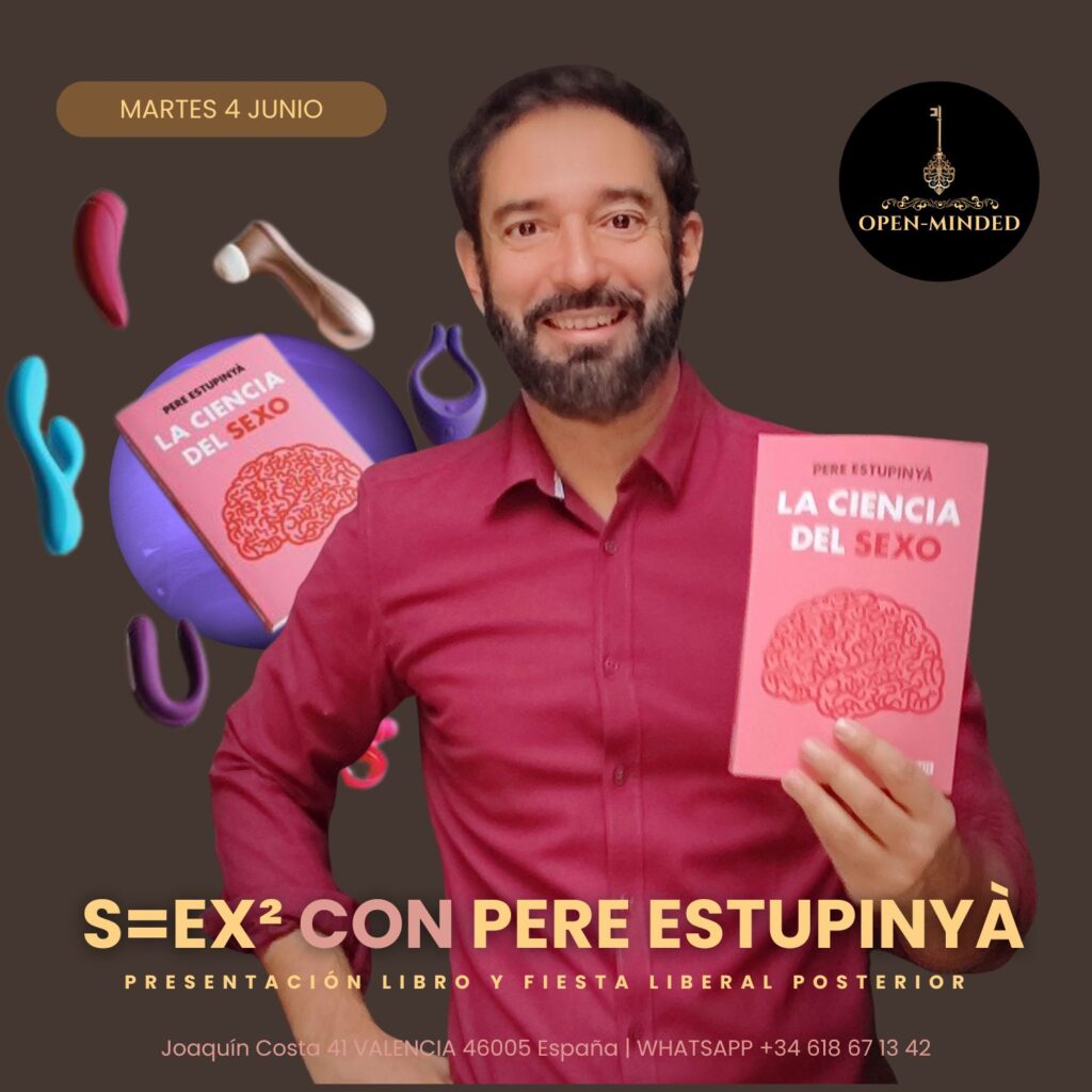 Pere Estupinyà con camisa roja sosteniendo su libro “La Ciencia del Sexo”, rodeado de juguetes sexuales, anunciando el evento S=EX² en OPEN-MINDED Club, Valencia