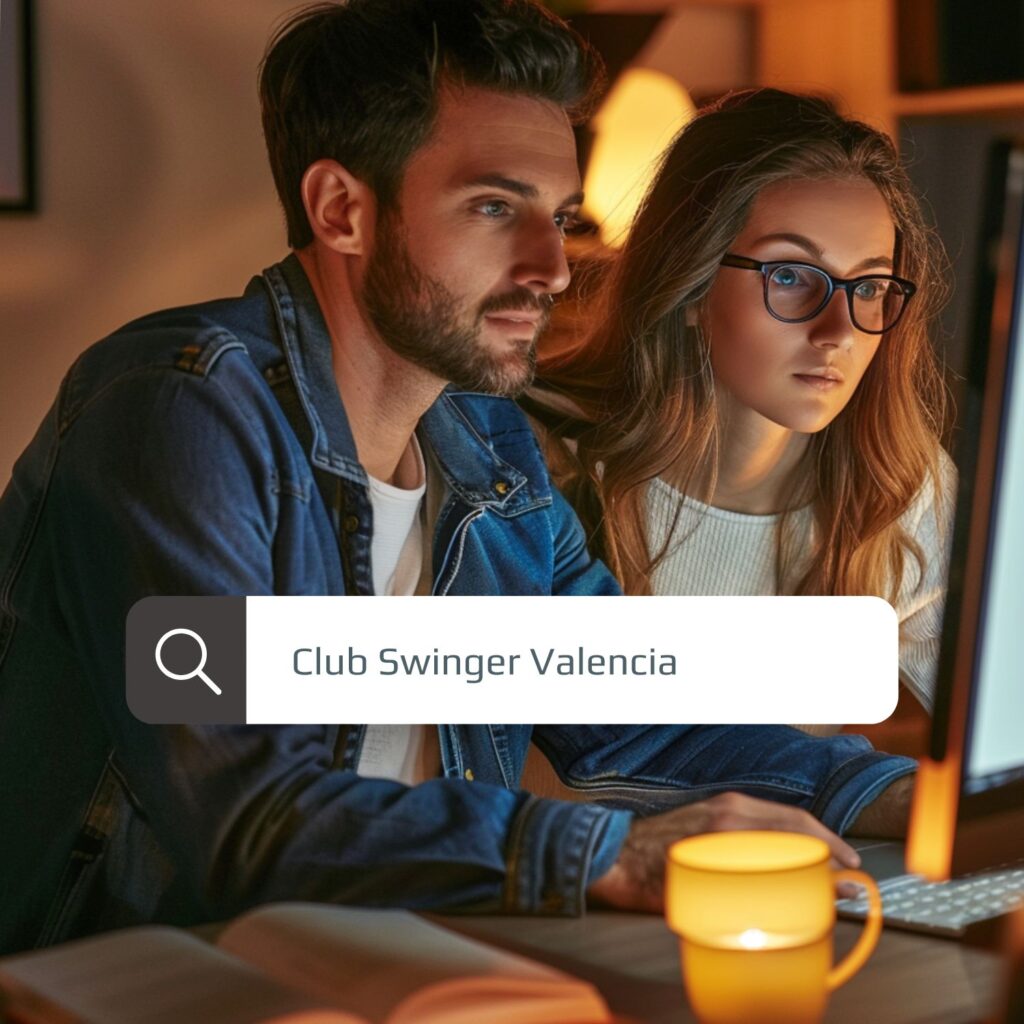 Pareja planificando su visita a un sex club en Valencia en su ordenador.