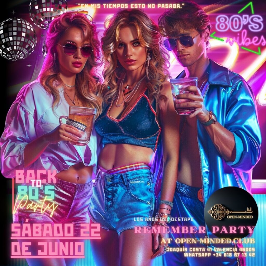 Tres jóvenes en una fiesta temática de los 80, con ropa colorida y luces de discoteca.