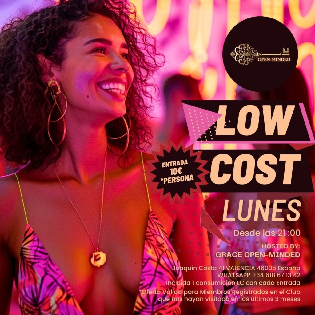 Mujer sonriente con luces de neón en el fondo, promocionando el Lunes Low Cost en Open-Minded Valencia