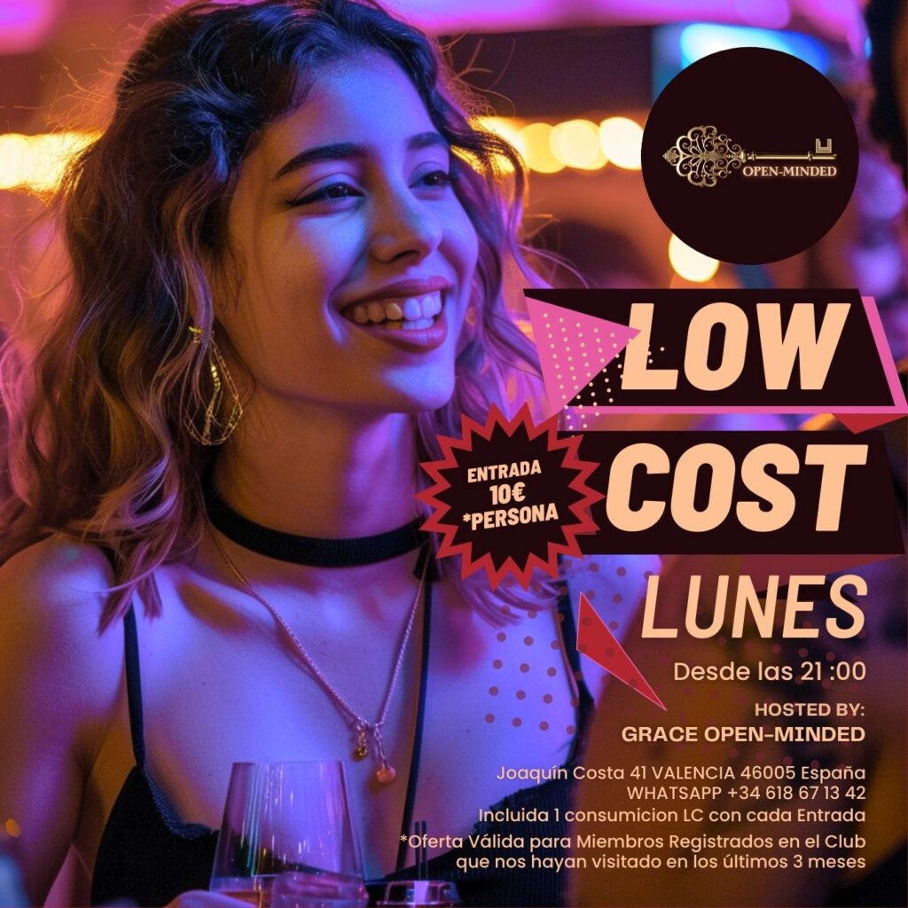 Mujer sonriente en una fiesta con luces de neón, destacando el Lunes Low Cost en Open-Minded Valencia