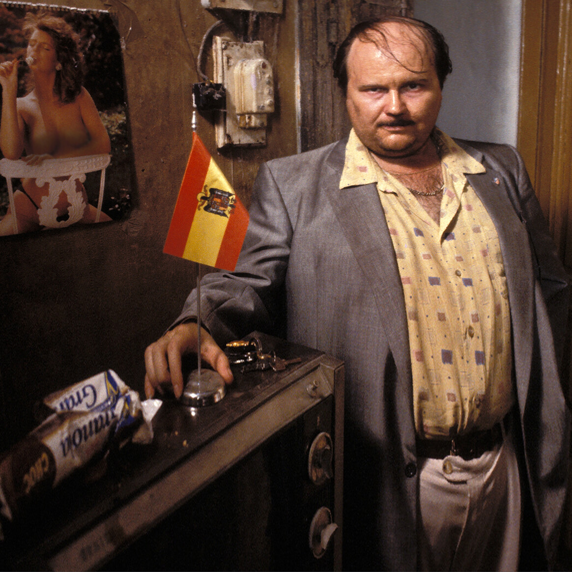 El Torrente Swinger 2 Torrente en su entorno habitual, símbolo de una mentalidad machista y tóxica que no tiene lugar en open-minded.club.